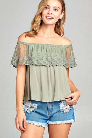 Ladies fashion off the shoulder w/lace ruffle crinkle gauze woven top