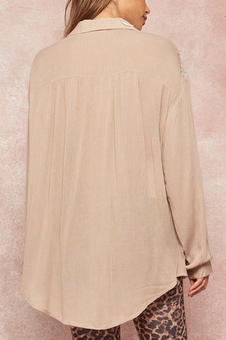 A Crinkled Woven Shirt Featuring Basic Collar